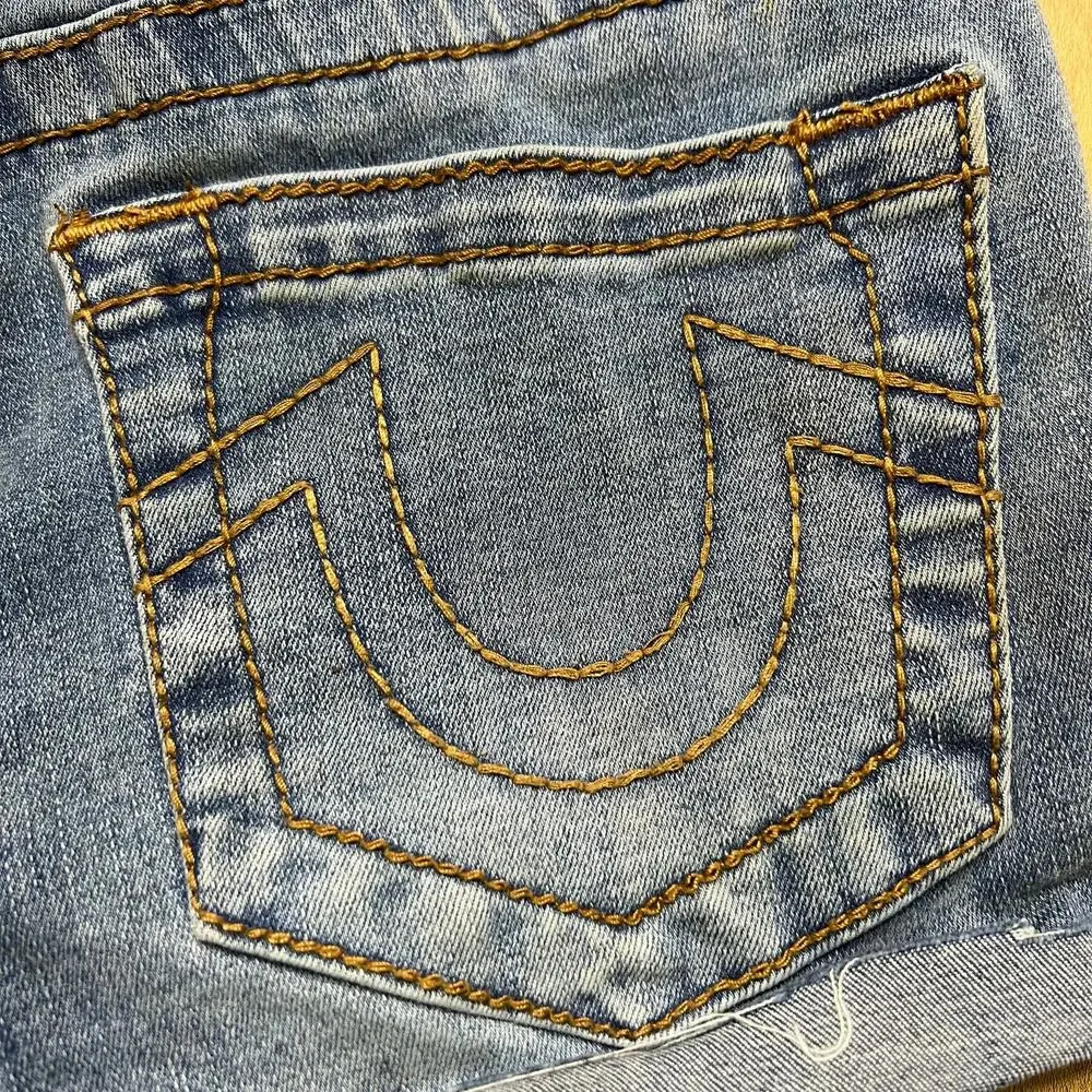 True Religion Becca Denim Shorts Womens Sz 26 Light Wash Cutoff Raw Hem Mid Rise